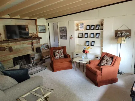 Cheerful 2 Bedroom Cottage with Hot Tub near Lake