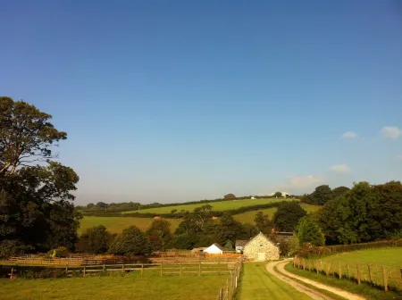 Self Catering Rural Farm Cottage + Heated Pool Cornwall Отели в г. Лаунцестон