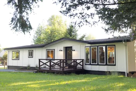 Coach house on flower farm. Near to wineries/ VCR Zoo/Ft Langley/ Thunderbird.