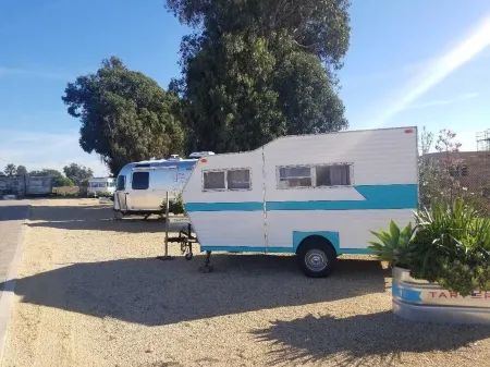 Vintage Camper delivered to your reserved campsite! Near Surf Beach & Downtown Отели рядом с достопримечательностью «Эмма Вуд Стейт Бич»