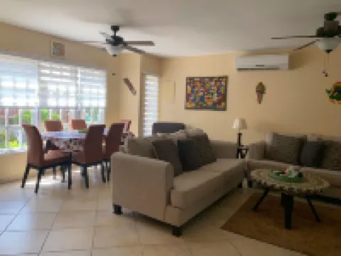 Walking distance to Beach from Flip Flop Condo-Sleeps 6