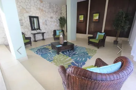 Cozy 2-bedroom apartment in fabulous Freeport with 4 balconies & plenty of space