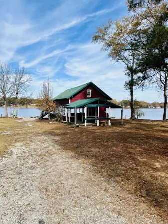 “Boat Dock Apt E Sunset Estate Отели рядом с достопримечательностью «Суперспидвей Талладега»