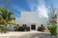 Pool, Beachfront Villa, 16 Ppl, Chef, Boat Tours, Starlink, BBQ Hotels in Moore Hill