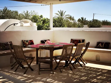 Spacious 5-suite villa with pool in Mezraya