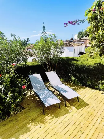 Modern garden apartment with a fantastic view of the sea and a private garden