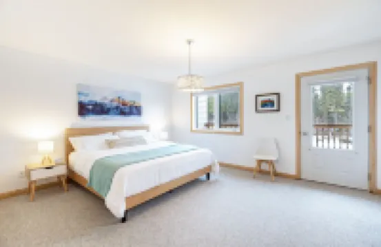 Mountain Haus w/ HOT TUB & large backyard w/firepit. Only 7 mins to downtown