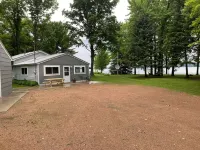 Cozy 3-bedroom Cottage on Metonga Lake with private dock
