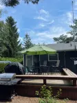 Cozy 3 bedroom cottage, short walk from the beach