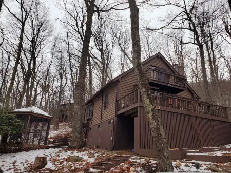 Cozy 3-bedroom cabin located in Wintergreen Resort