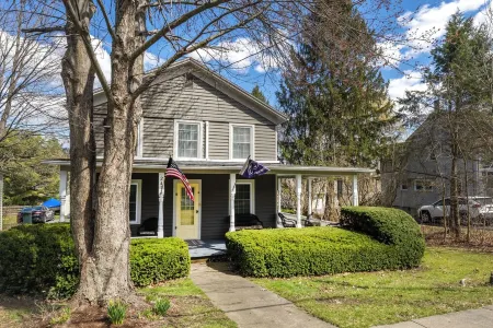 Spacious 4-bedroom vacation home steps to Keuka Lake