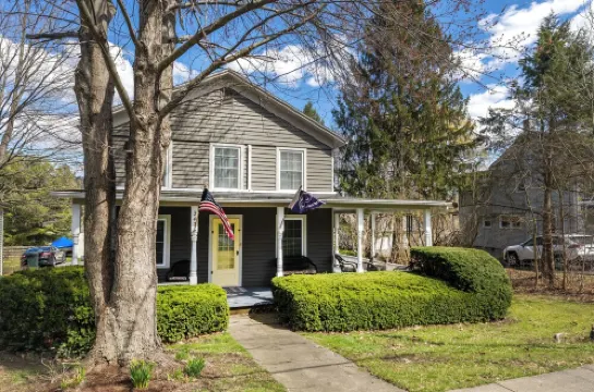 Spacious 4-bedroom vacation home steps to Keuka Lake