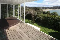 Gorgeous beach house on Oneroa Bay