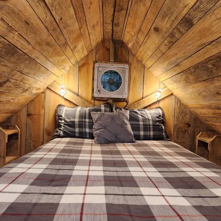 Raelean - A unique off-grid tiny cabin