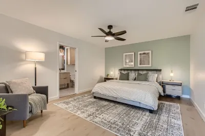 Modern 4bd w/ Pool, Outside dining, Gourmet kitchen Hotel in zona The Quarry Splash Pad
