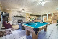 Lake Front, Beautiful views, Gentle slope to Lake, Hot tub, Close to Downtown.