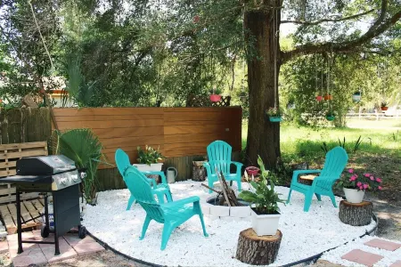 5 Mins from Weeki Wachee Park- Fully Fenced 3 Bedroom House