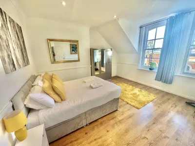 Roof Terrace Two Bedroom Apartment - Walk to Beach Hotels in 