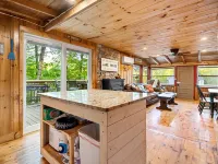 Kettle Cove Cabin. Lake Sebago Beach Access. Fire pit. Grill. Blackstone. Games Hotels in Casco