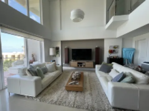 Spacious Penthouse in Paradise, Huge Villa ~ Eagle Beach, rooftop hot tub!
