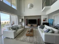 Spacious Penthouse in Paradise, Huge Villa ~ Eagle Beach, rooftop hot tub!