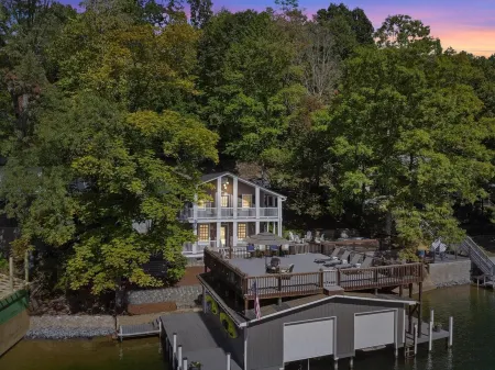 Stunning Lakefront Home in peaceful cove on Lake Lure! Отели рядом с достопримечательностью «Lake lure»