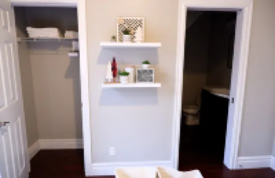 Central London - Clean, Modern & Comfortable. Downtown w/ Free Parking & Wi-Fi