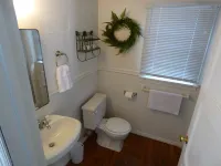 Romantic Tiny Cabin- With Lake View Lake Arrowhead Branch Library附近的飯店