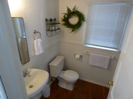 Romantic Tiny Cabin- With Lake View Отели рядом с достопримечательностью «Библиотека Лейк Арроухед Бранч»