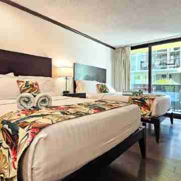 Well Updated, Sleeps 4, One Block to Beach Rooms