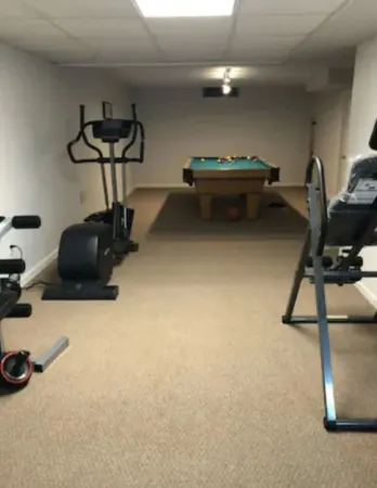 Spacious 5-bedroom house with pool table near UofM