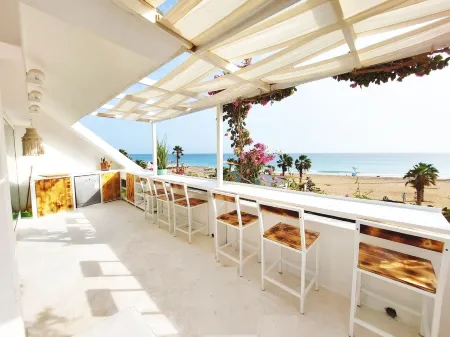 Beach penthouse, with 2 rooftop bars, 2 outdoor kitchens, Fiber WiFi + sea view!