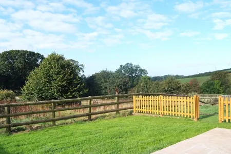 Self Catering Rural Farm Cottage + Heated Pool Cornwall Отели в г. Лаунцестон