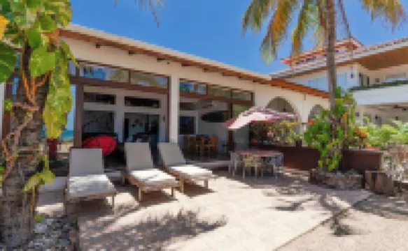 Amazing BeachFront, 3BR and 3.5BA, AC, great surfing! Free Parking