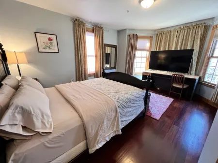 3Bed / 3Bath Home, 3 Parking spots close to Central Sq, MIT, Harvard. Walk to T. Отели рядом с достопримечательностью «Kendall Square»