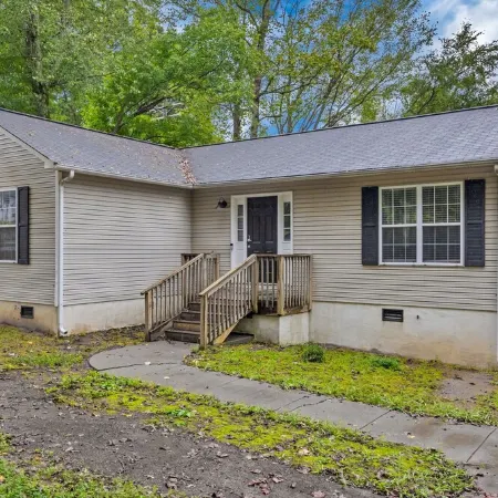 Cozy Modern Home, Prime Location, Sleeps 8