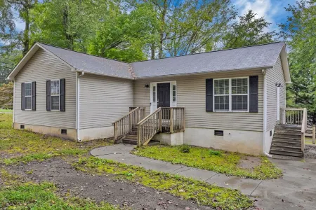 Charming & Modern Home / Prime Location / Sleeps 8