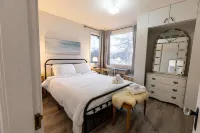 Sunny Mountain Farmhouse with Outdoor Cedar Sauna Hotels in Crowsnest Pass