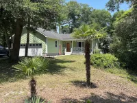 Private and Quiet Beach House! Hotels near Emerald Isle Beach Gear & Linens