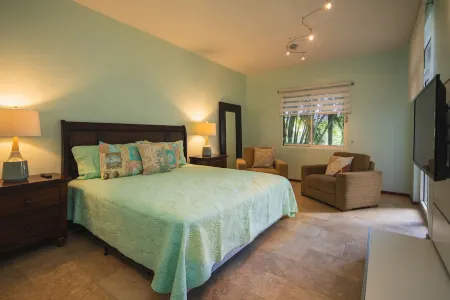 Quiet and Cozy Eagle Beach Area w/King Bed