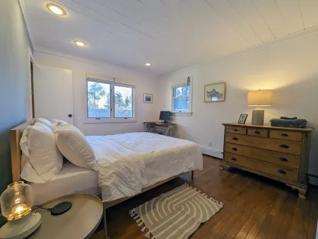 Steps from Cedar Beach ! Tranquil Retreat in the Heart of Wine Country