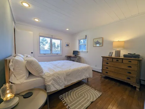 Steps from Cedar Beach ! Tranquil Retreat in the Heart of Wine Country Hotels in Southold