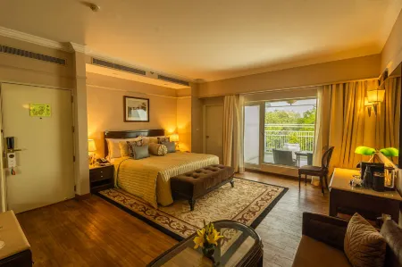 The Claridges New Delhi - Preferred L.V.X. Collection Отели рядом с достопримечательностью «Сансад Бхаван»