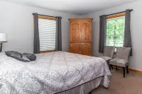 BLISS ~Log Chalet ~6BEDROOMS ~4 BA~GAMEROOMS ~HOT TUB~5 MIN. TO SLOPES Hotels near Lake Shangri-La