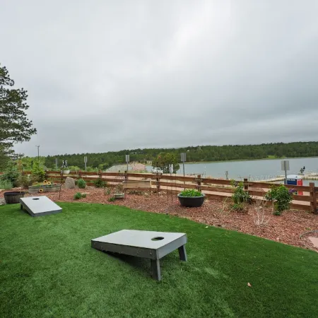 Beautiful 2 BR. Lake Side home pvt entrance. Walkout to Monument Lake. Sleeps 6