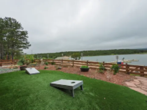 Beautiful 2 BR. Lake Side home pvt entrance. Walkout to Monument Lake. Sleeps 6