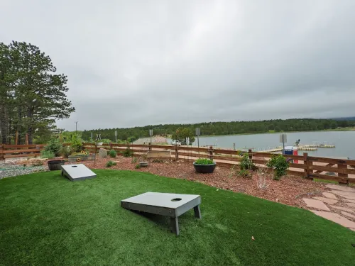 Beautiful 2 BR. Lake Side home pvt entrance. Walkout to Monument Lake. Sleeps 6 - Wifi