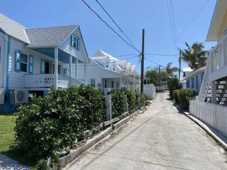 Pa Willie’s - Locally owned historic cottage conveniently located with dock. Отели в г. Элбоу Кей