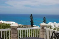 Large studio apartment w/ views. Close to beaches Hotels in Southampton