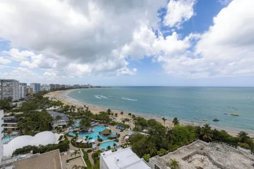 5 minutes to SJU airport, Steps to Isla Verde Beach, 15th Fl. w/Prkg @ESJ Towers